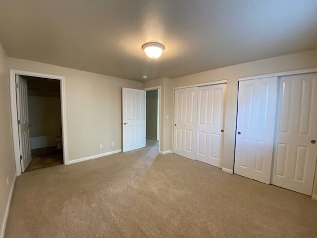 Building Photo - 3 Bedroom on Dead End Street!!