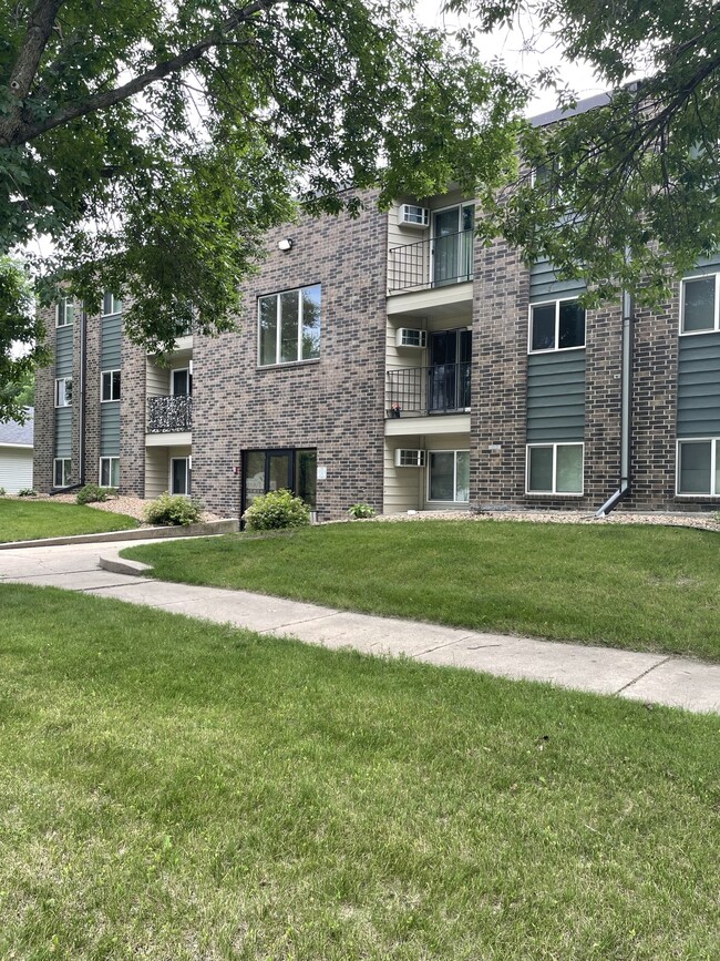 Building Photo - Pioneer Pointe