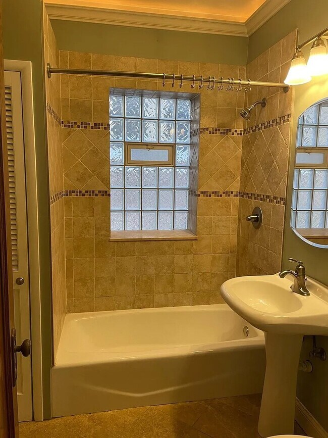 Building Photo - 5106 W Sunnyside Ave