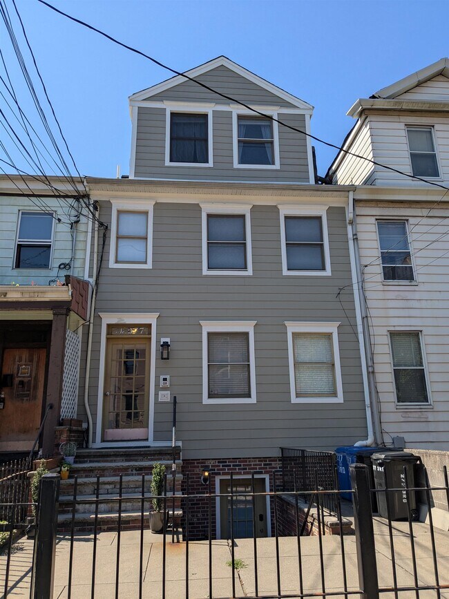 Building Photo - 277 3rd St