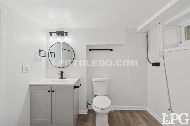 Building Photo - 4013 Caroline Ave