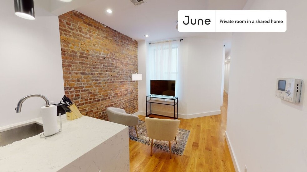 Building Photo - Private bedroom in 3 bed/1 bath Home