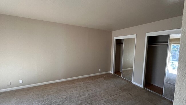 Building Photo - 738 Evergreen Way