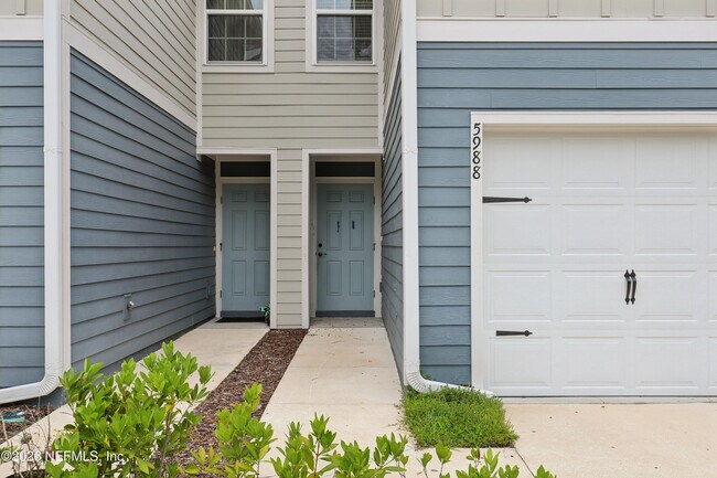 Building Photo - 5988 Creekside Crossing Dr