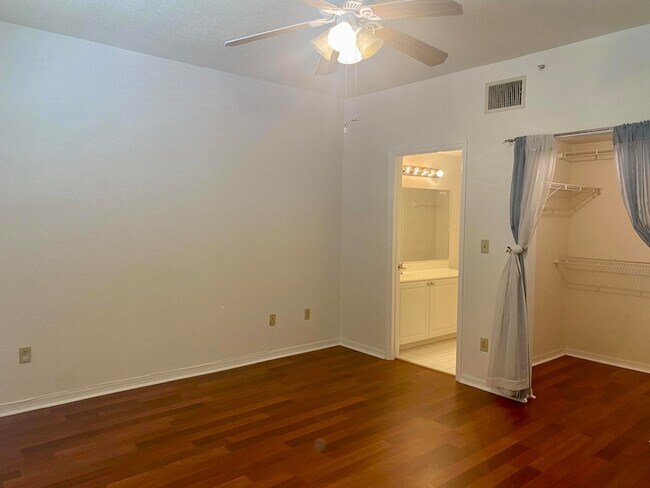 Building Photo - 725 SW 148th Ave