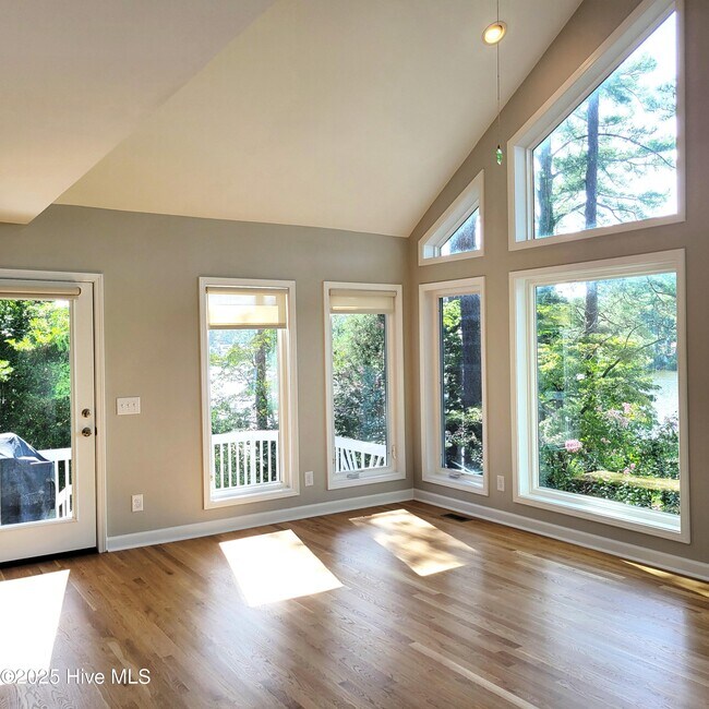 Building Photo - 62 Pine Ridge Dr