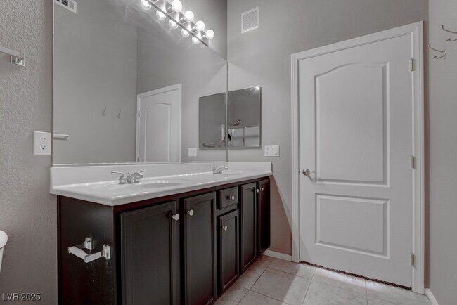 Building Photo - 2305 W Horizon Ridge Pkwy
