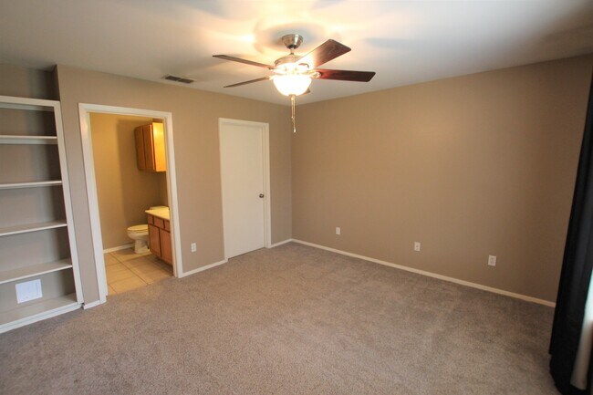 Building Photo - 447 Redbud Cir