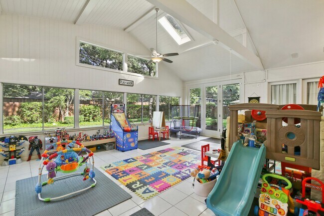 Building Photo - Jewel of Home, Large Lot,  in Wonderful Walkable Neighborhood!