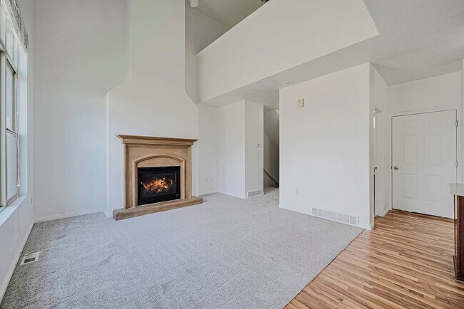 Building Photo - Beautiful 3 Bed Ivory Ridge T/home w 2 car...