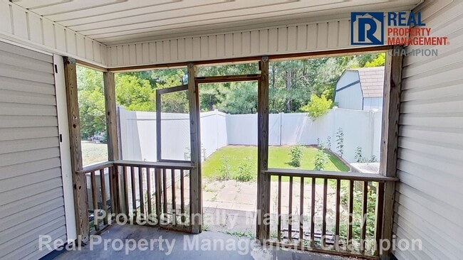Building Photo - 2 BD/1.5 BA Townhome with Convenient Jacksonville Location