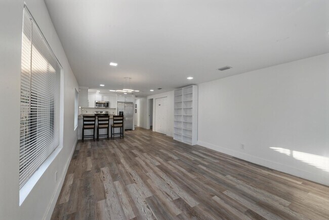 Building Photo - 836 SW 13th Ct