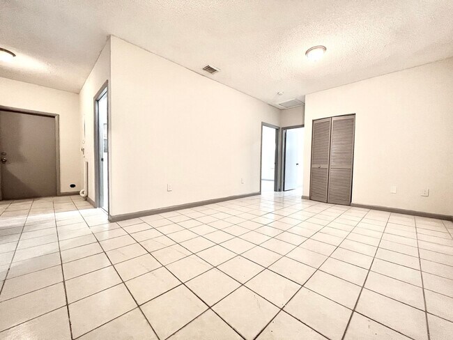 Building Photo - 3 Bedroom Private Home