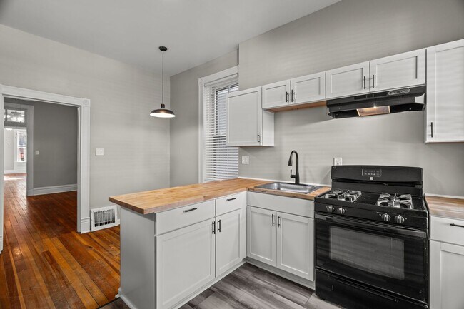 Building Photo - Extremely Spacious and Bright 2-Bedroom Apartment on Cherokee Street