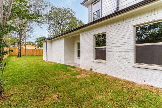 Building Photo - 310 Ditto Ave