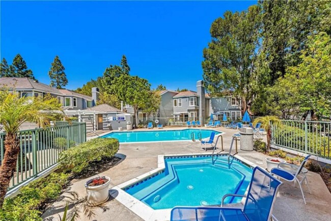 Building Photo - Stunning Furnished 2-bedroom Newport Beach condo Near the Ocean Today!