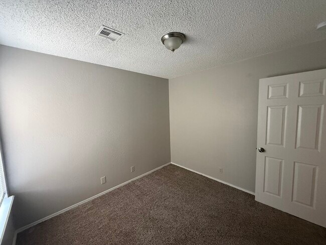 Building Photo - 1533 E 67th Pl