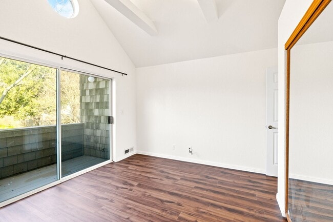 Building Photo - Bright 2 Bedroom 1.5 Bath Condo with Priva...