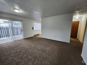 Building Photo - 2 Bedroom Apartment Close to Mall