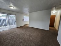 Building Photo - 2 Bedroom Apartment Close to Mall