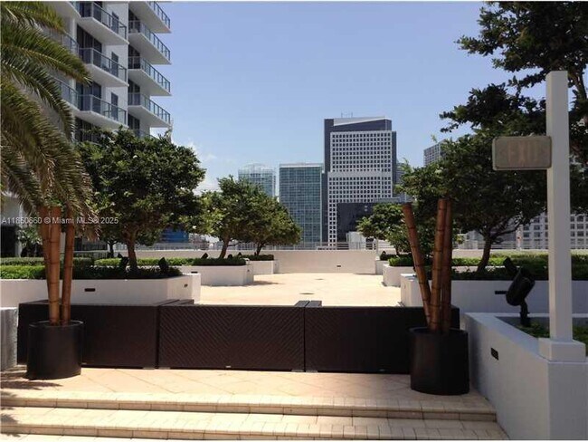 Building Photo - 1060 Brickell Ave