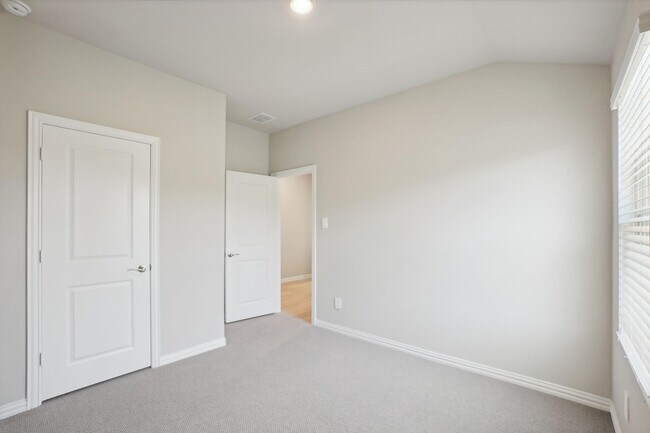 Building Photo - 2204 Dunbar Dr