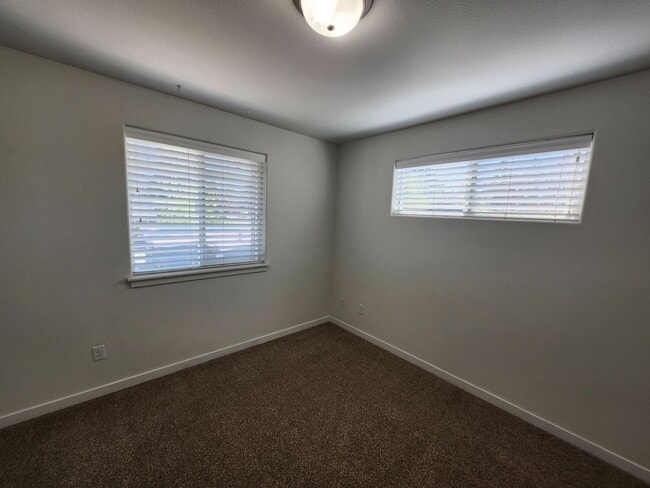 Building Photo - 2 Bed/1.5 Bath Triplex with Attached Garage - Emerson Ave