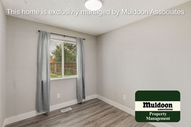 Building Photo - Beautifully remodeled Centrally located bu...