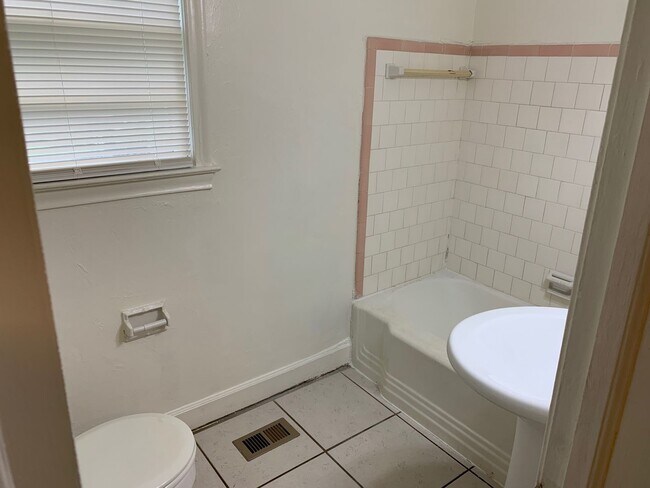 Building Photo - 1642 Sharkey St