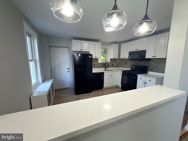 Building Photo - 648 Edgewood Ave