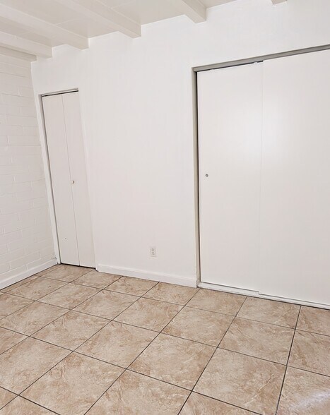 Building Photo - 617 E Knox Dr