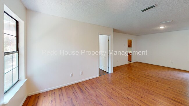 Building Photo - 111 Oakridge Cir