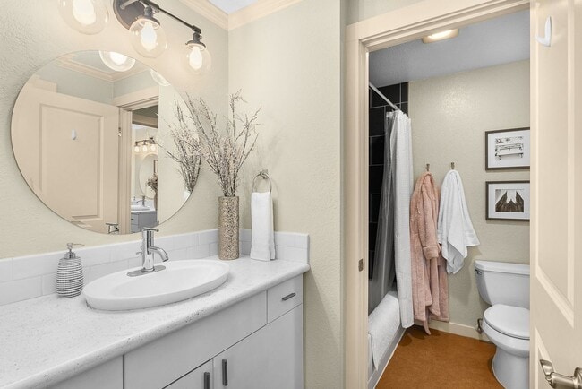 Building Photo - Coming soon - 2BR/1.5BA Condo in Kirkland