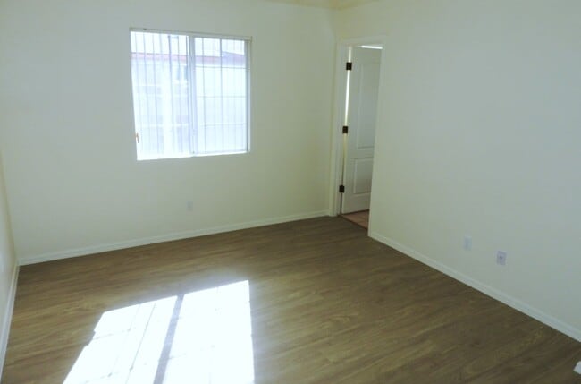 Building Photo - 3+2 Stylish, Move-In Ready Home with New Flooring and Fresh Interior