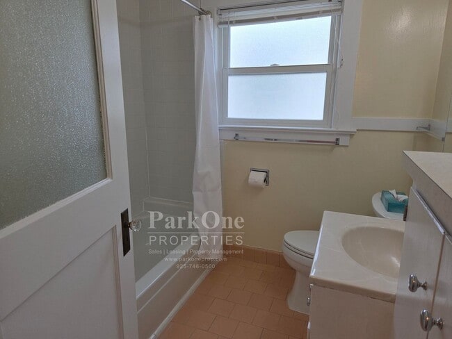 Building Photo - Super Cute 2 bedroom House in the heart of...