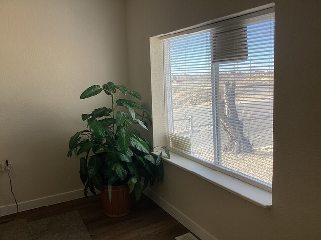 Building Photo - 1102 E 2nd St