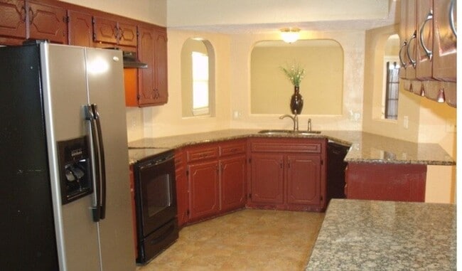Building Photo - PETS NEGOTIABLE WITH HOMEOWNER APPROVAL!!