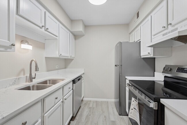 Building Photo - 6185 Pinewood Ct