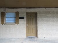 Building Photo - Cozy Two Bedroom One Bathroom Apartment!