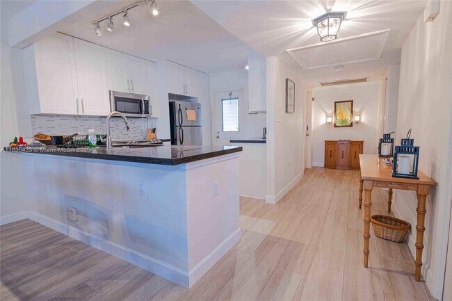 Building Photo - 2751 N Palm Aire Dr