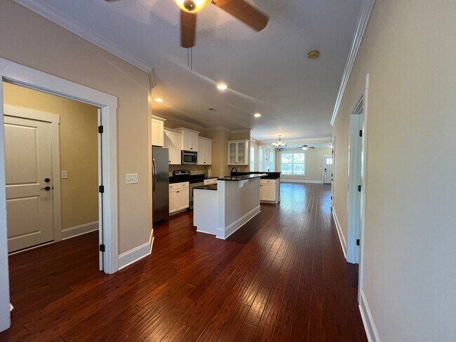 Building Photo - Absolutely Adorable!