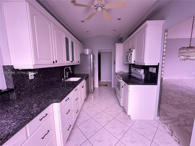 Building Photo - 18051 Biscayne Blvd