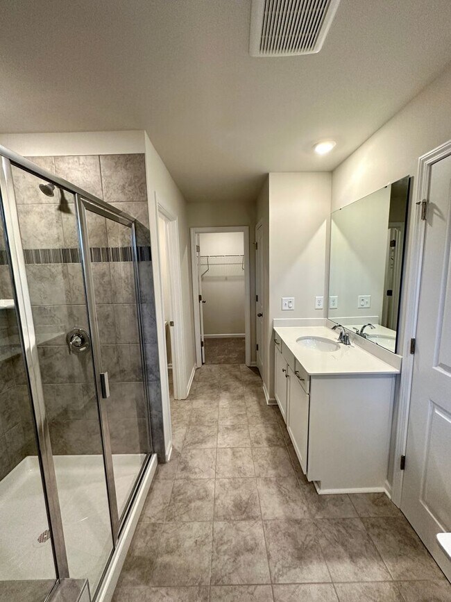 Building Photo - Elegant Townhome located in Ballantyne!