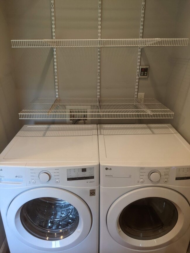 Building Photo - 105 W Longview St