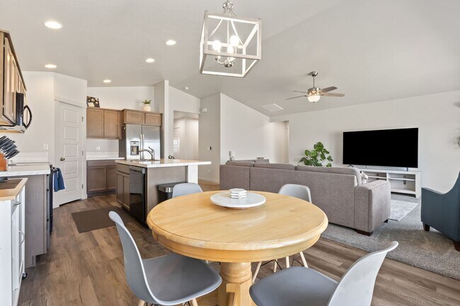 Building Photo - 3 Bedroom, 2 Bath Single Level Home in Desirable Meridian Location!