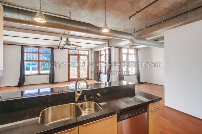 Building Photo - 877 Island Ave