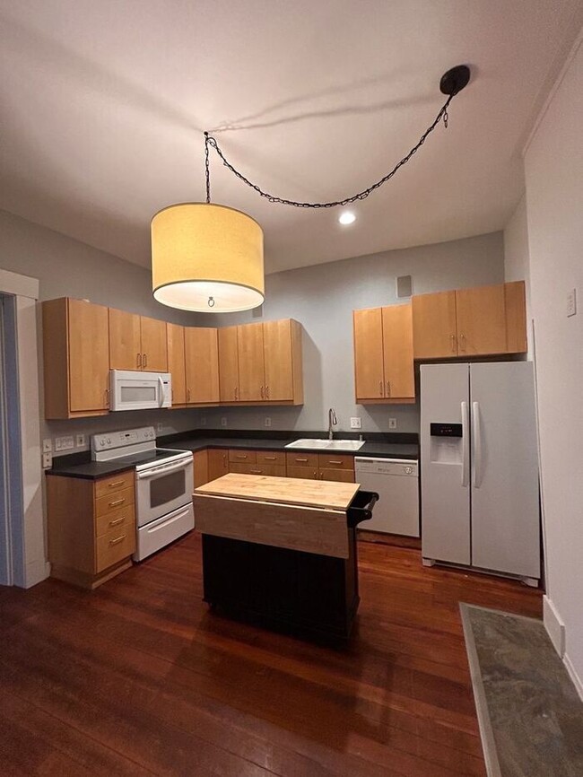 Building Photo - Great Location, Spacious 1 bedroom