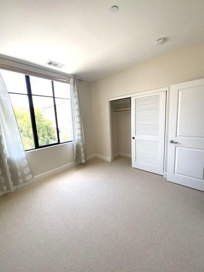Building Photo - Modern Luxury Meets Prime Downtown Palo Al...