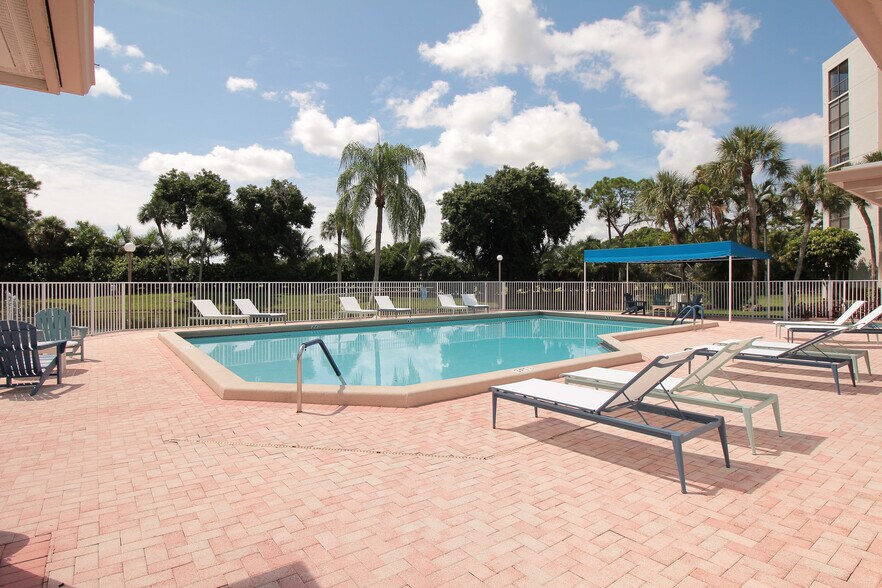 Building Photo - 6562 Boca del Mar Dr