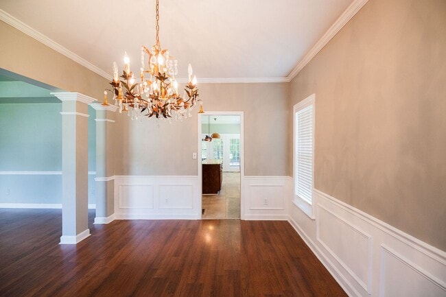 Building Photo - Spacious beautiful 5 bedroom 2.5 bath home...